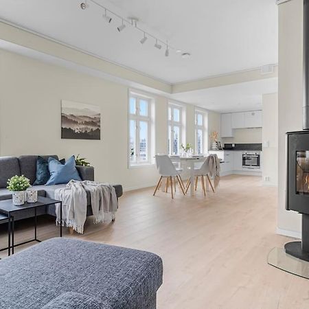 New! Huge Modern Apartment! Fit For Two Families! Bergen Eksteriør billede