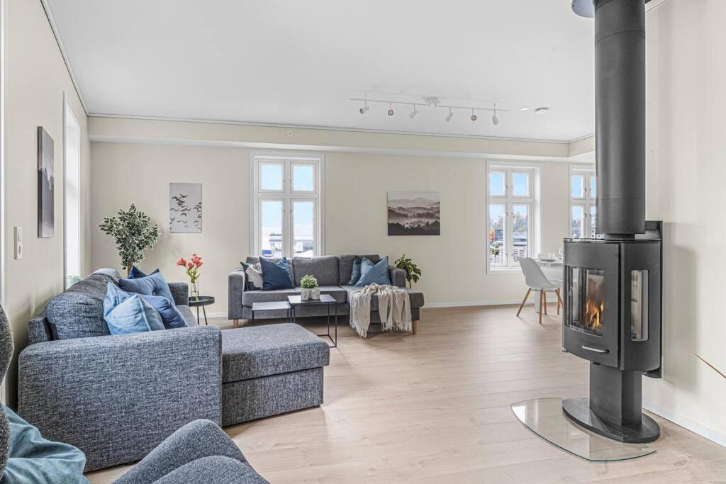 New! Huge Modern Apartment! Fit For Two Families! Bergen Eksteriør billede