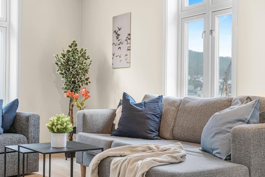 New! Huge Modern Apartment! Fit For Two Families! Bergen Eksteriør billede