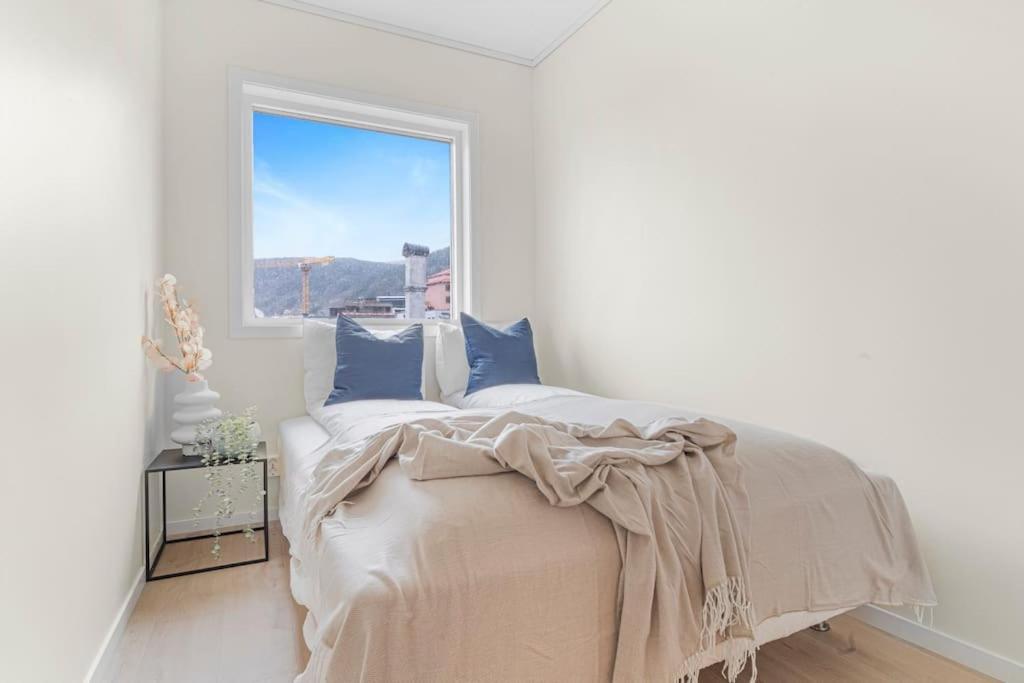 New! Huge Modern Apartment! Fit For Two Families! Bergen Eksteriør billede