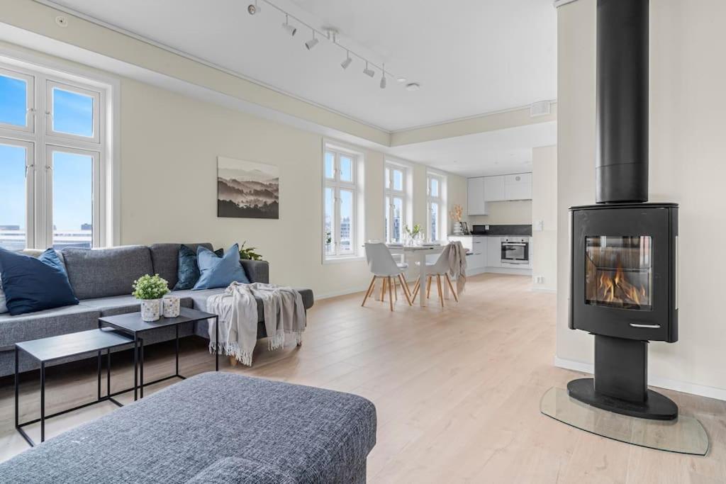 New! Huge Modern Apartment! Fit For Two Families! Bergen Eksteriør billede