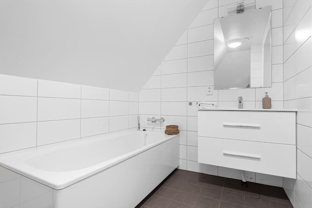 New! Huge Modern Apartment! Fit For Two Families! Bergen Eksteriør billede