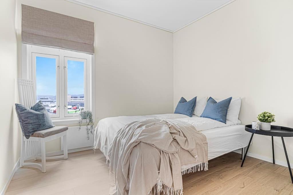 New! Huge Modern Apartment! Fit For Two Families! Bergen Eksteriør billede