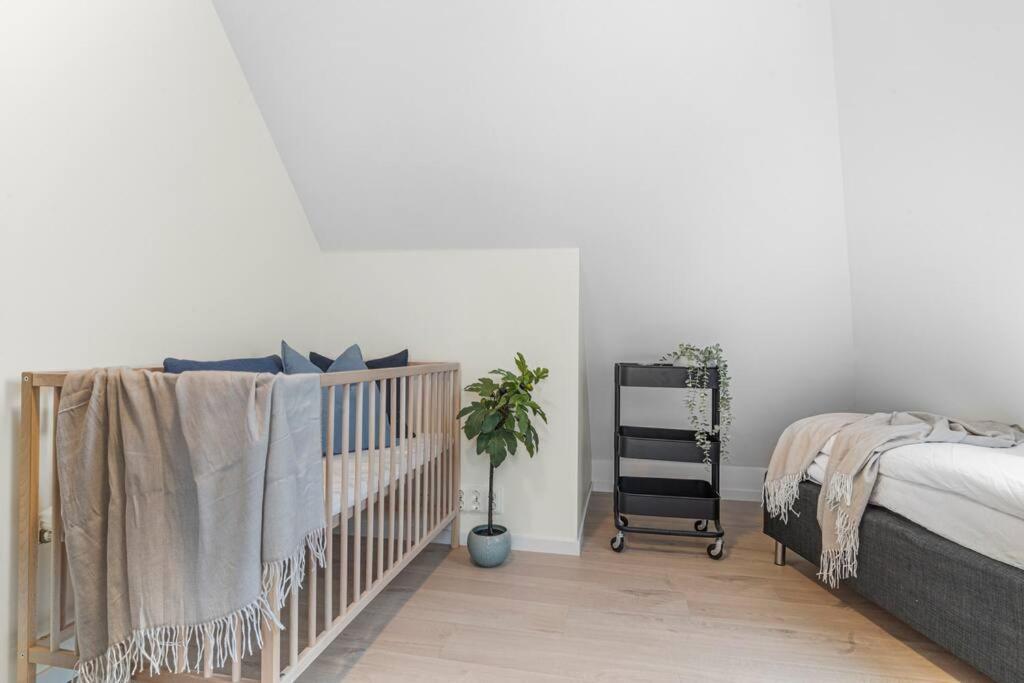 New! Huge Modern Apartment! Fit For Two Families! Bergen Eksteriør billede