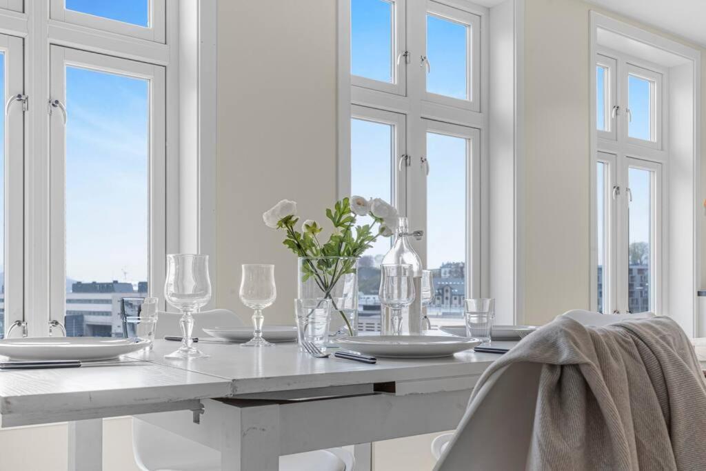 New! Huge Modern Apartment! Fit For Two Families! Bergen Eksteriør billede
