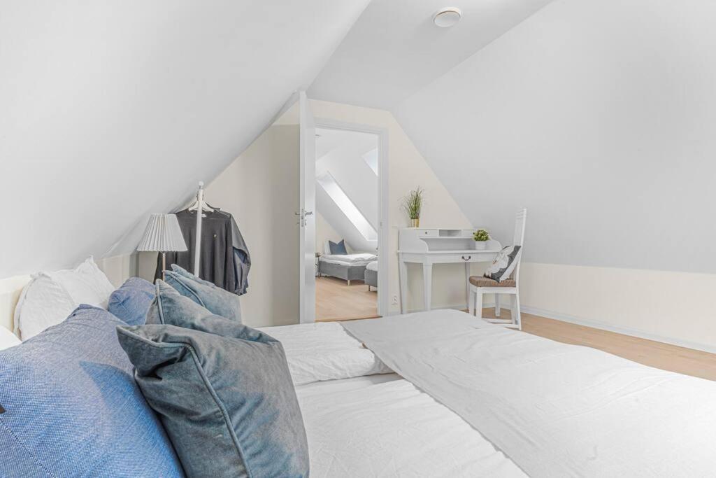 New! Huge Modern Apartment! Fit For Two Families! Bergen Eksteriør billede