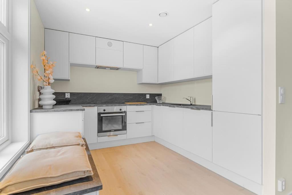 New! Huge Modern Apartment! Fit For Two Families! Bergen Eksteriør billede