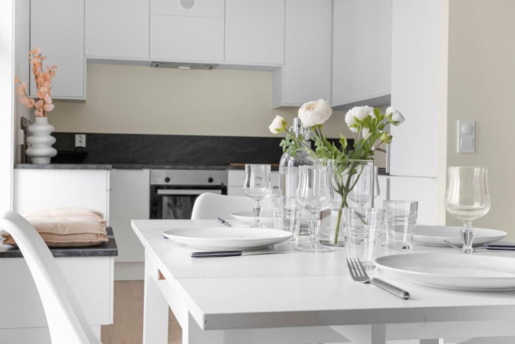 New! Huge Modern Apartment! Fit For Two Families! Bergen Eksteriør billede