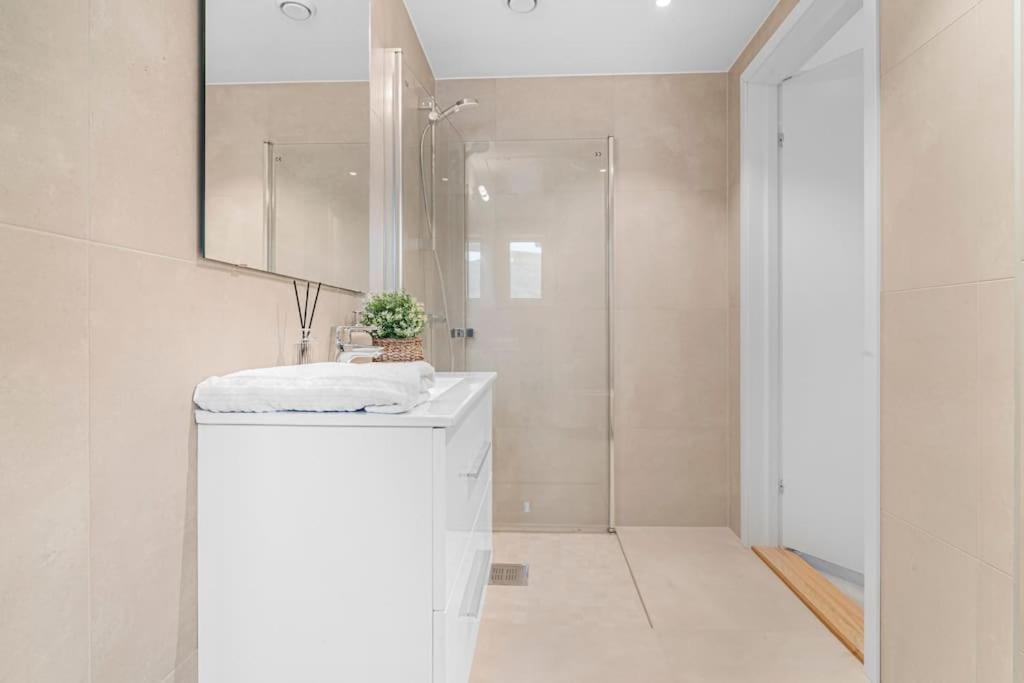 New! Huge Modern Apartment! Fit For Two Families! Bergen Eksteriør billede