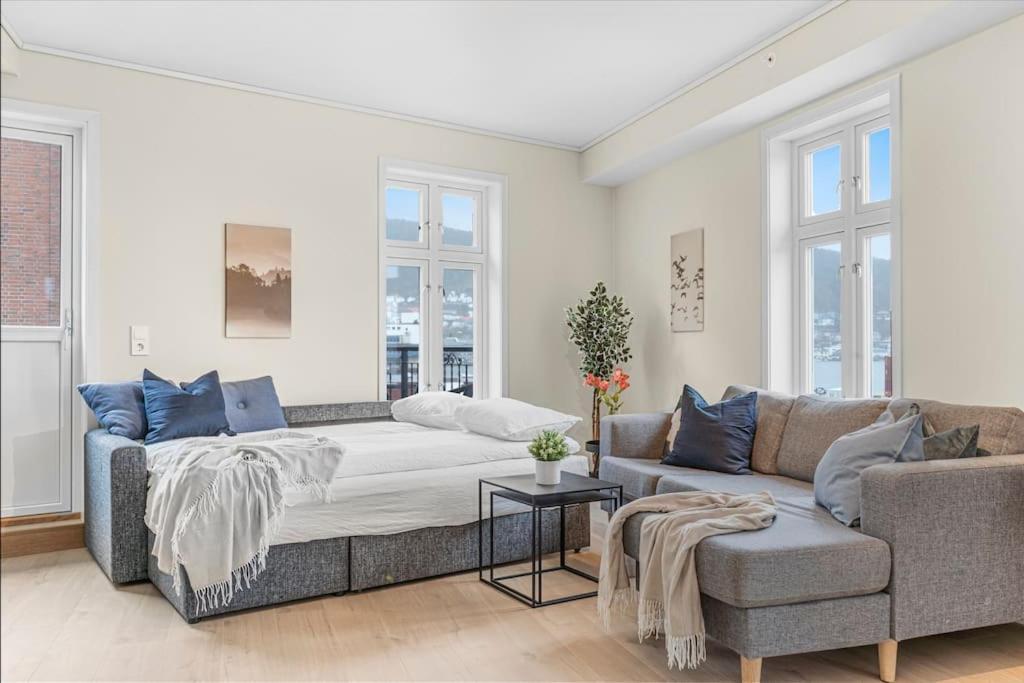 New! Huge Modern Apartment! Fit For Two Families! Bergen Eksteriør billede